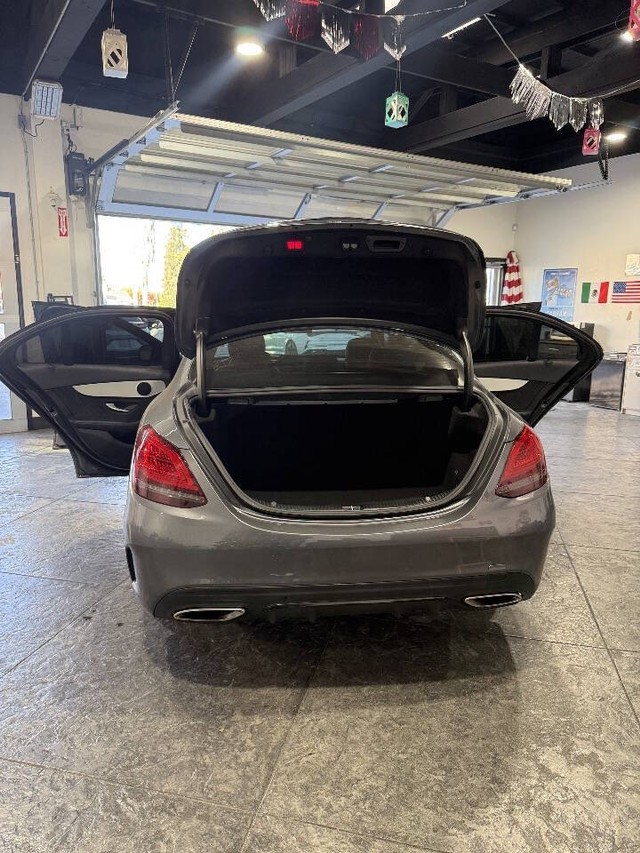 Mercedes-Benz C-Class Vehicle Full-screen Gallery Image 49