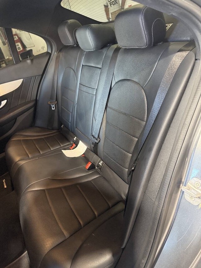 Mercedes-Benz C-Class Vehicle Full-screen Gallery Image 50