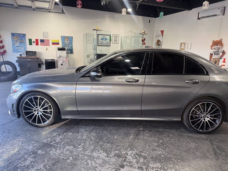 Mercedes-Benz C-Class Vehicle Full-screen Gallery Image 10