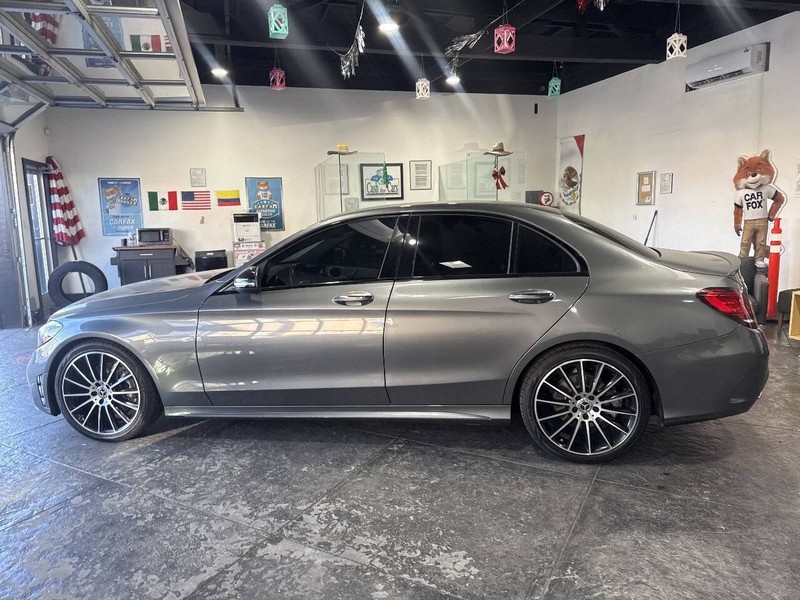 Mercedes-Benz C-Class Vehicle Full-screen Gallery Image 17