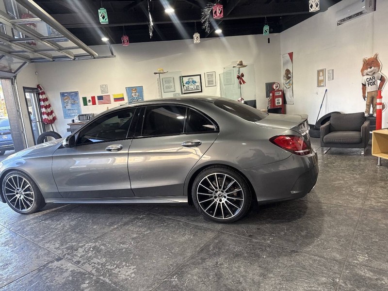 Mercedes-Benz C-Class Vehicle Full-screen Gallery Image 19