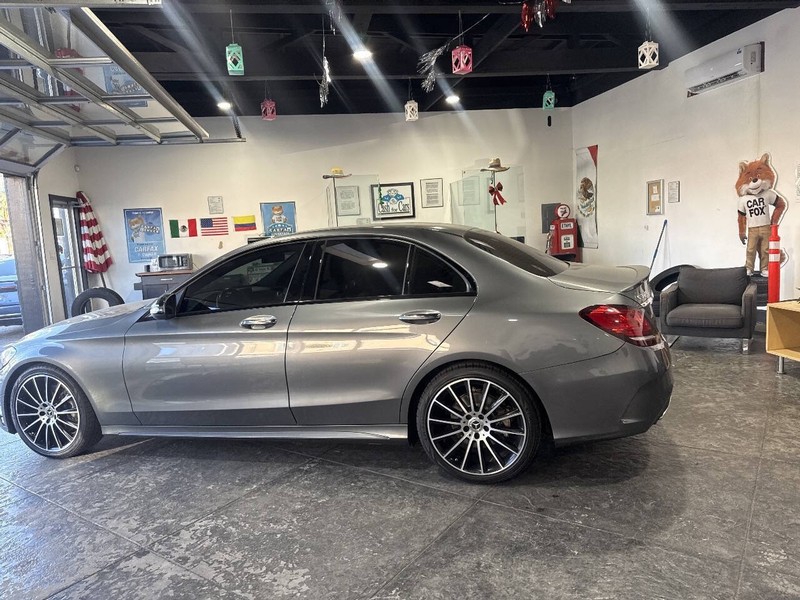 Mercedes-Benz C-Class Vehicle Full-screen Gallery Image 20