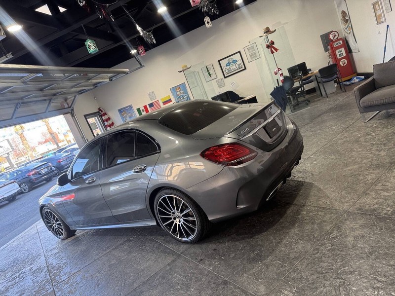 Mercedes-Benz C-Class Vehicle Full-screen Gallery Image 24