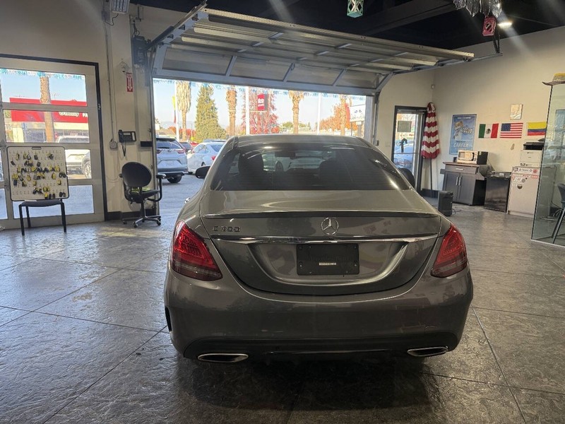 Mercedes-Benz C-Class Vehicle Full-screen Gallery Image 25