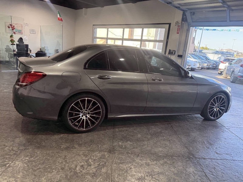 Mercedes-Benz C-Class Vehicle Full-screen Gallery Image 28