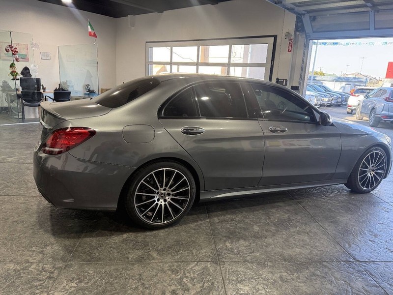 Mercedes-Benz C-Class Vehicle Full-screen Gallery Image 29