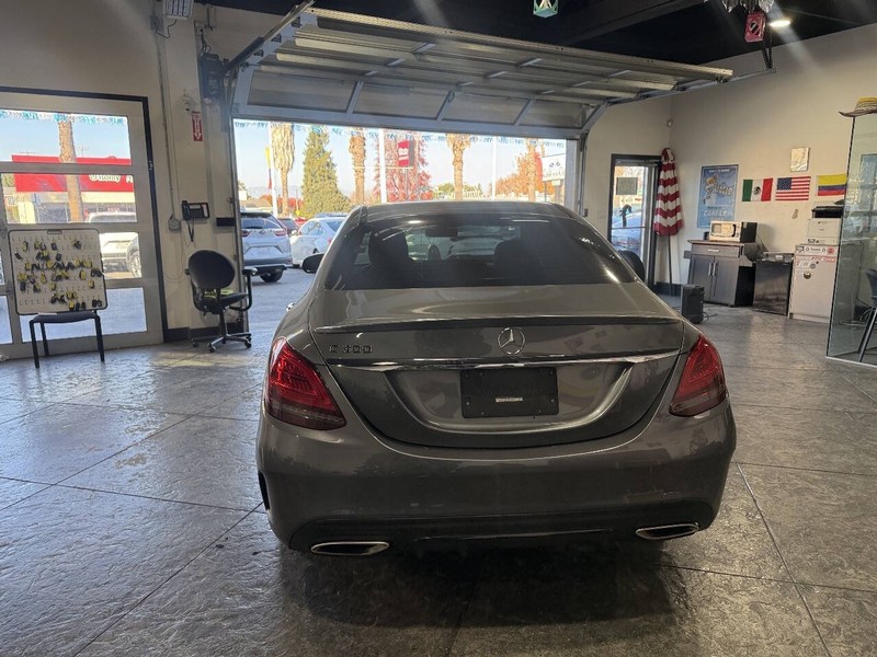 Mercedes-Benz C-Class Vehicle Full-screen Gallery Image 30