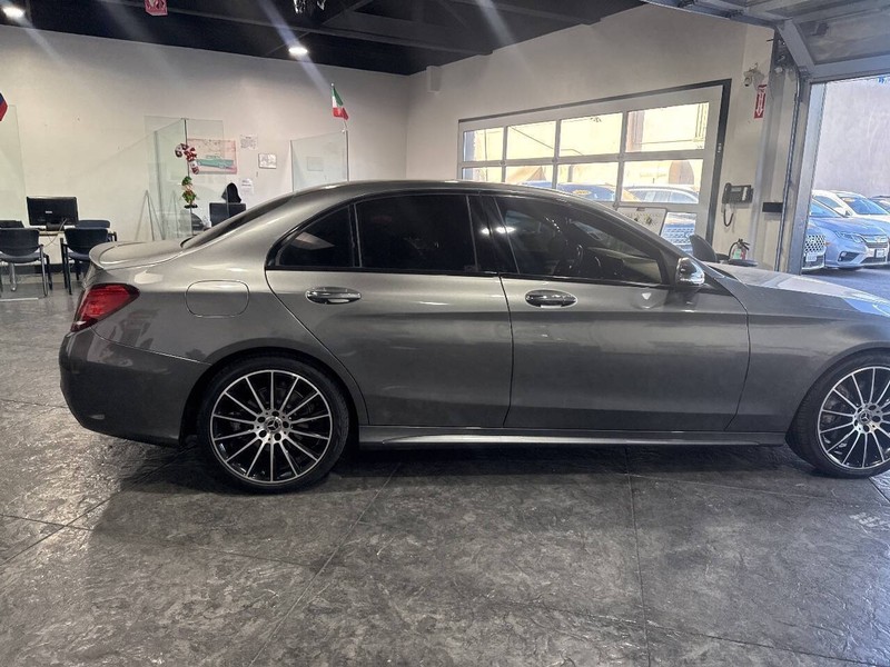 Mercedes-Benz C-Class Vehicle Full-screen Gallery Image 31