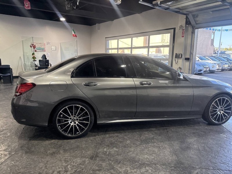 Mercedes-Benz C-Class Vehicle Full-screen Gallery Image 32