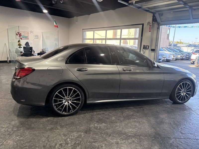 Mercedes-Benz C-Class Vehicle Full-screen Gallery Image 33