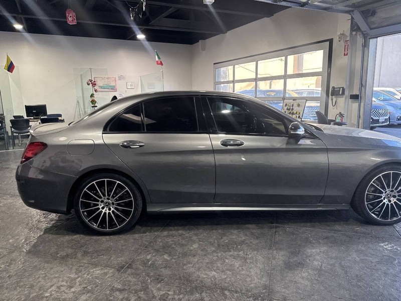 Mercedes-Benz C-Class Vehicle Full-screen Gallery Image 36