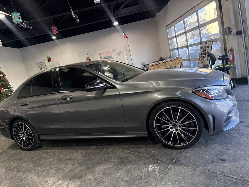 Mercedes-Benz C-Class Vehicle Full-screen Gallery Image 37