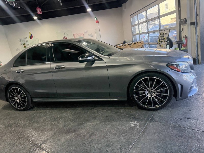 Mercedes-Benz C-Class Vehicle Full-screen Gallery Image 38