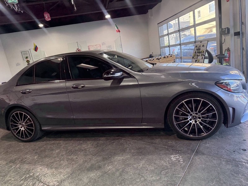 Mercedes-Benz C-Class Vehicle Full-screen Gallery Image 39