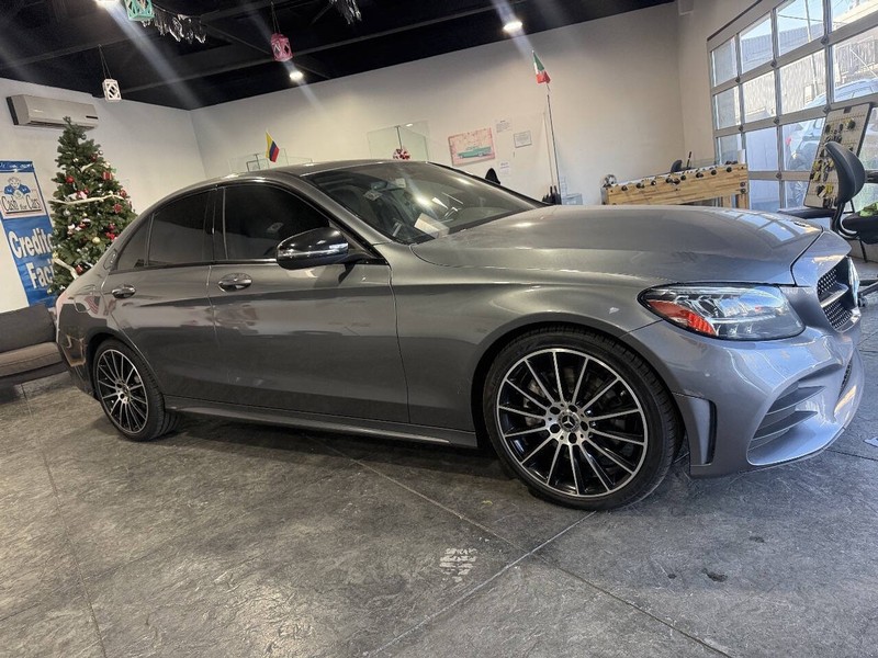 Mercedes-Benz C-Class Vehicle Full-screen Gallery Image 41