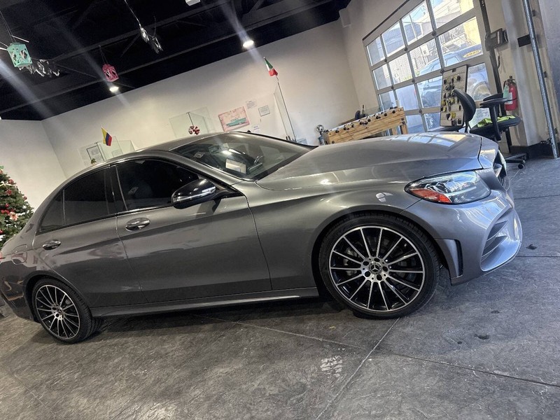 Mercedes-Benz C-Class Vehicle Full-screen Gallery Image 42