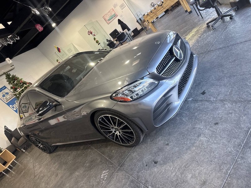 Mercedes-Benz C-Class Vehicle Full-screen Gallery Image 43