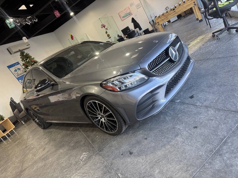 Mercedes-Benz C-Class Vehicle Full-screen Gallery Image 44