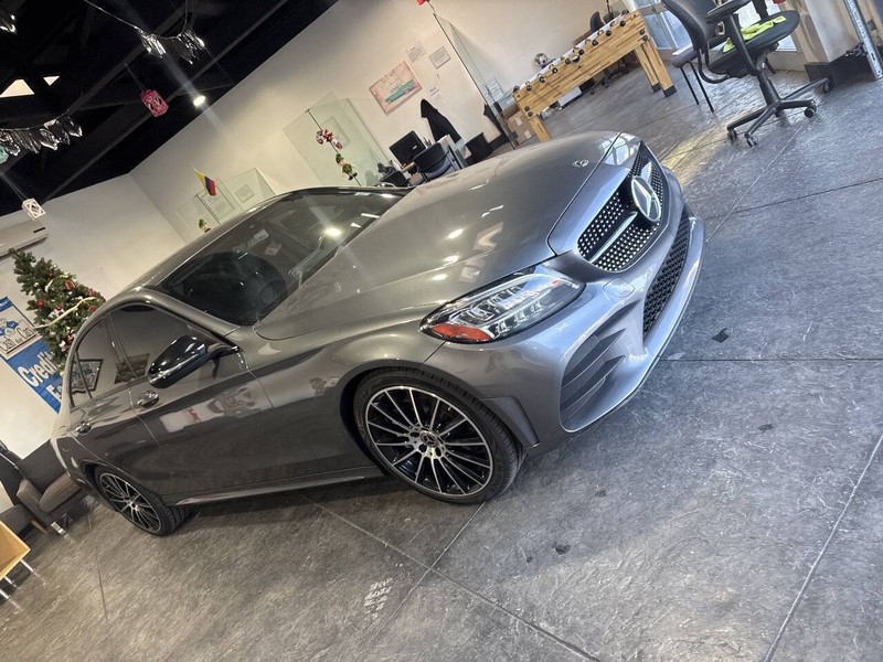 Mercedes-Benz C-Class Vehicle Full-screen Gallery Image 47