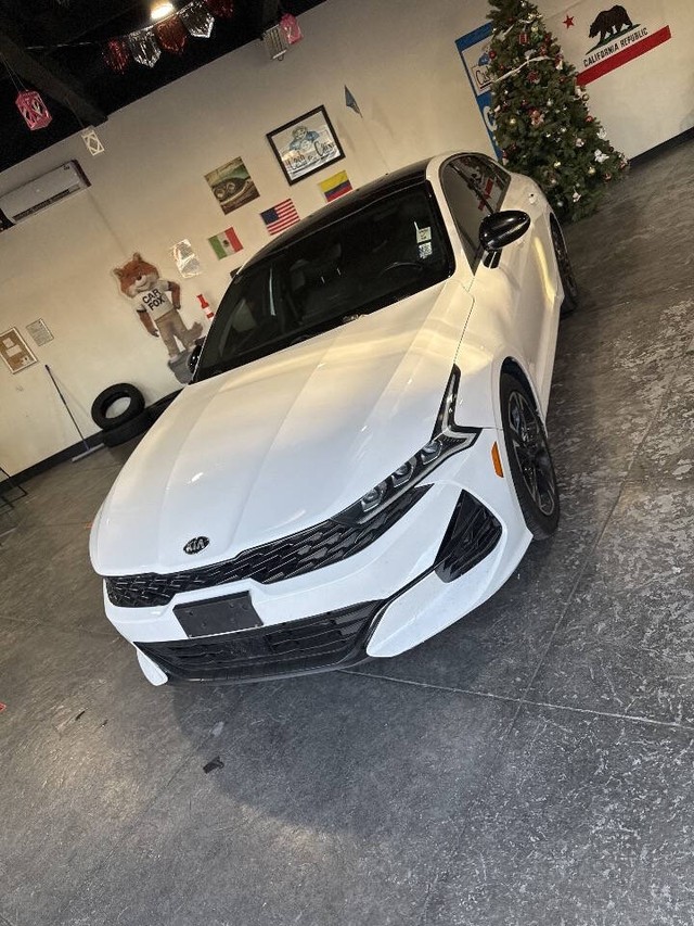 Kia K5 Vehicle Full-screen Gallery Image 09