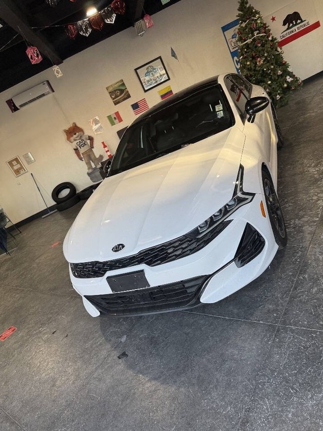 Kia K5 Vehicle Full-screen Gallery Image 10