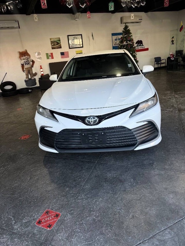 Toyota Camry Vehicle Full-screen Gallery Image 04