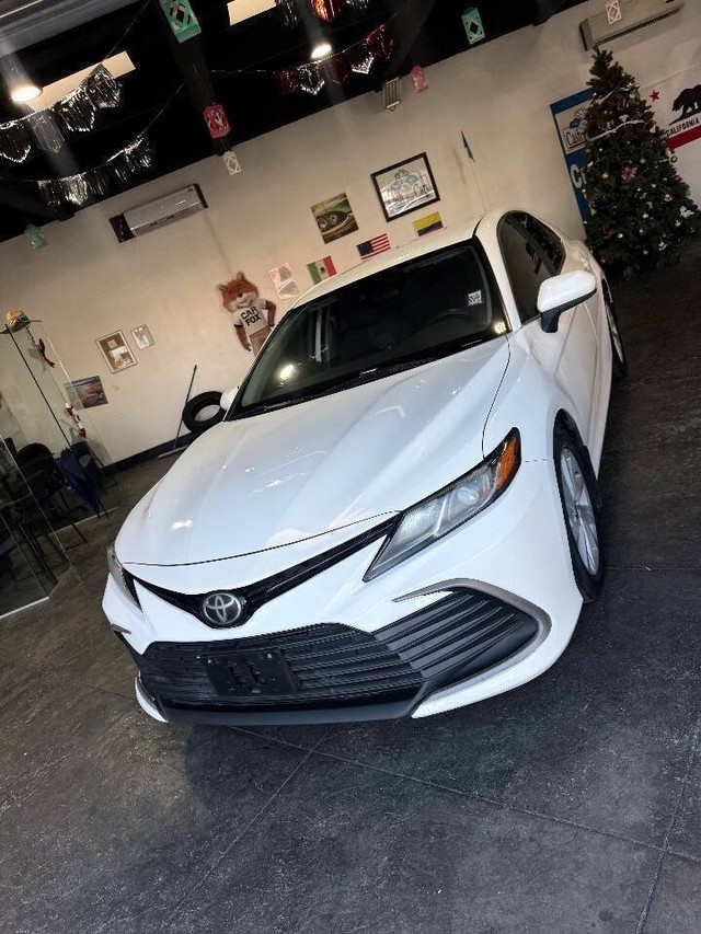 Toyota Camry Vehicle Full-screen Gallery Image 06