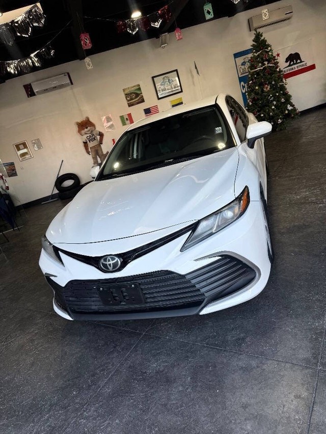 Toyota Camry Vehicle Full-screen Gallery Image 07