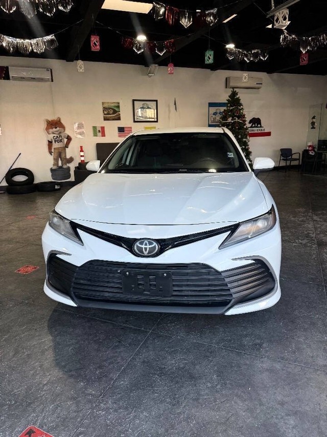 Toyota Camry Vehicle Full-screen Gallery Image 08