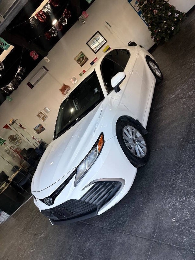 Toyota Camry Vehicle Full-screen Gallery Image 10