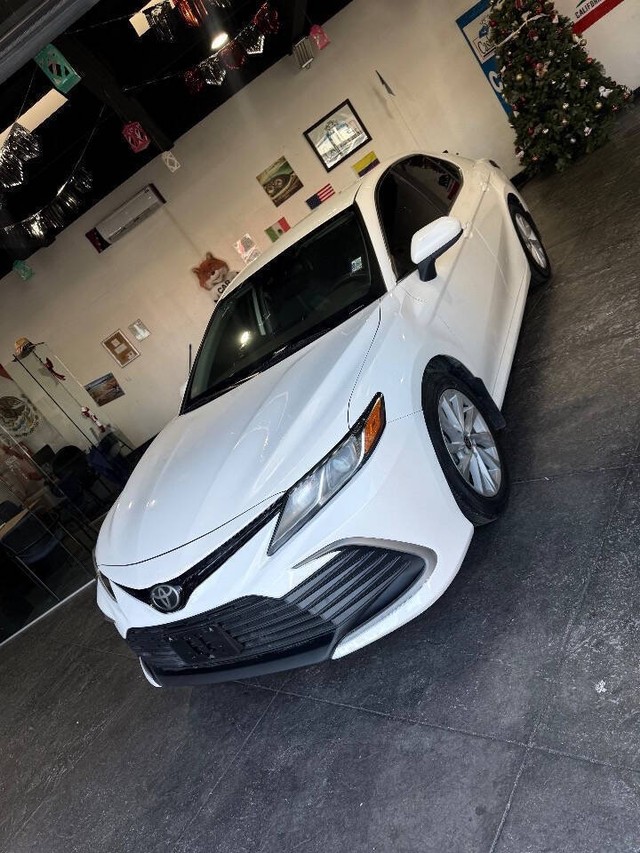 Toyota Camry Vehicle Full-screen Gallery Image 11