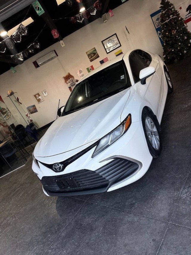 Toyota Camry Vehicle Full-screen Gallery Image 12