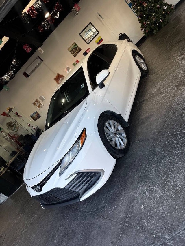 Toyota Camry Vehicle Full-screen Gallery Image 15