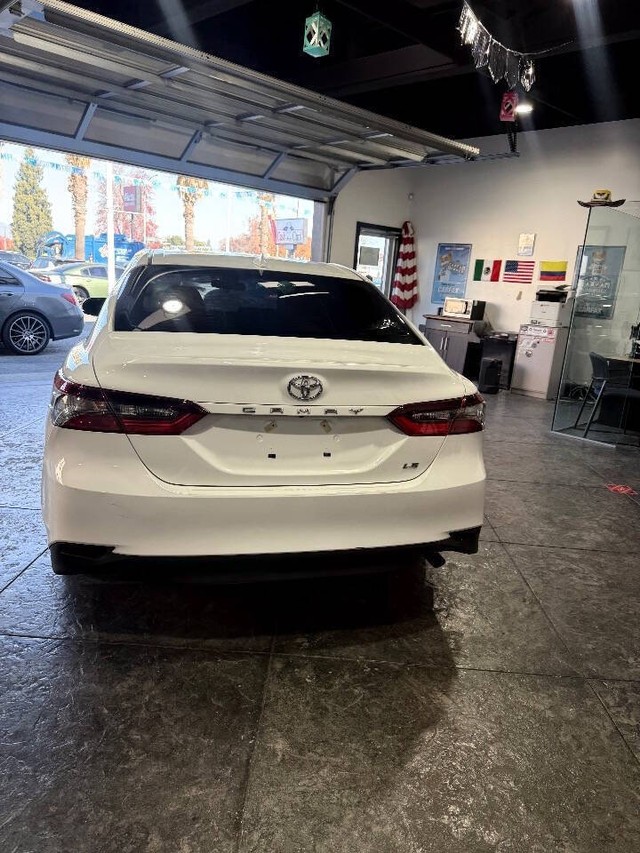 Toyota Camry Vehicle Full-screen Gallery Image 23