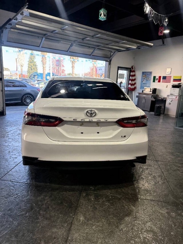 Toyota Camry Vehicle Full-screen Gallery Image 28