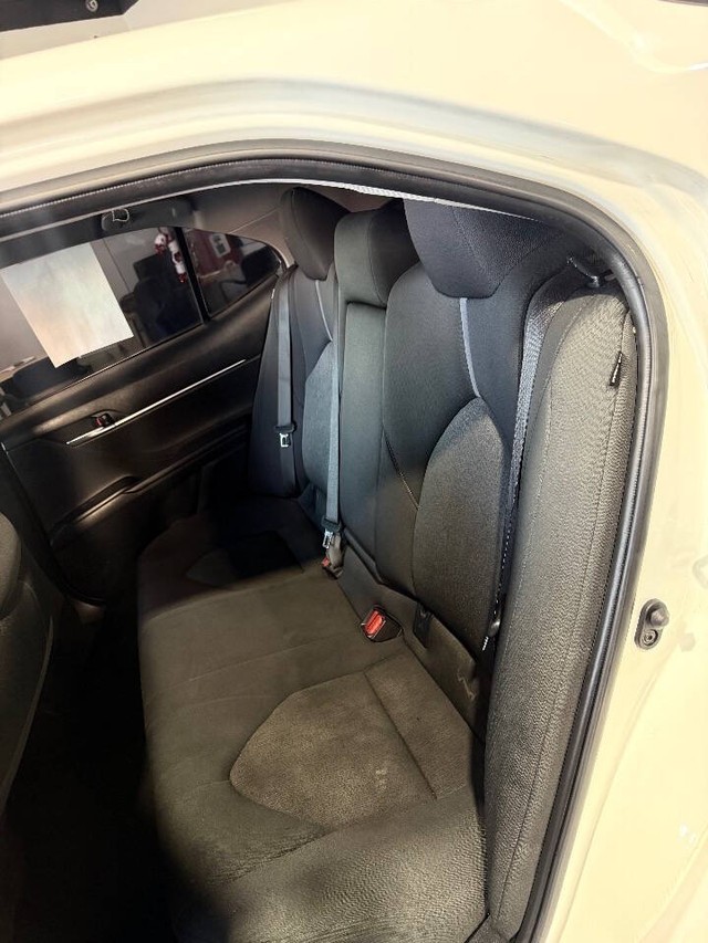 Toyota Camry Vehicle Full-screen Gallery Image 41