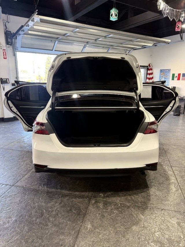 Toyota Camry Vehicle Full-screen Gallery Image 46