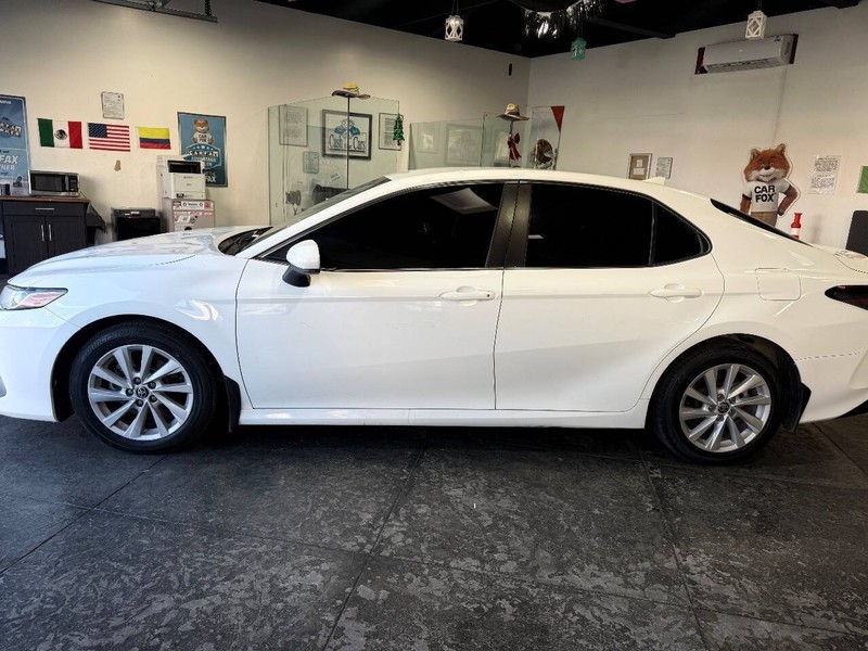 Toyota Camry Vehicle Full-screen Gallery Image 13