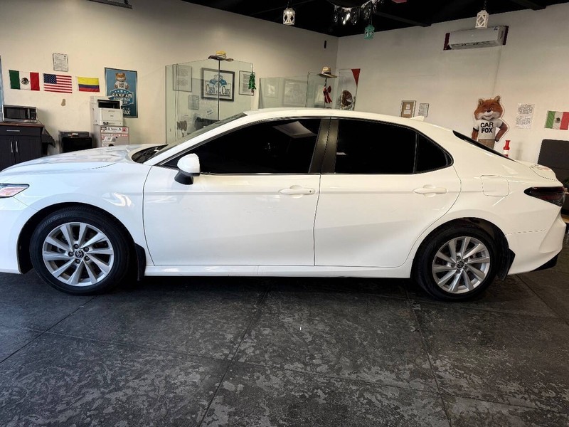 Toyota Camry Vehicle Full-screen Gallery Image 14