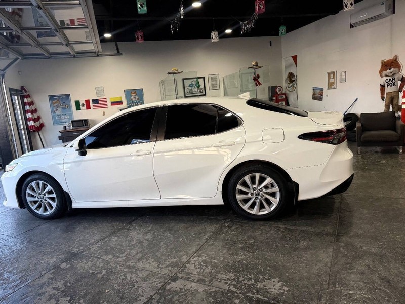 Toyota Camry Vehicle Full-screen Gallery Image 16