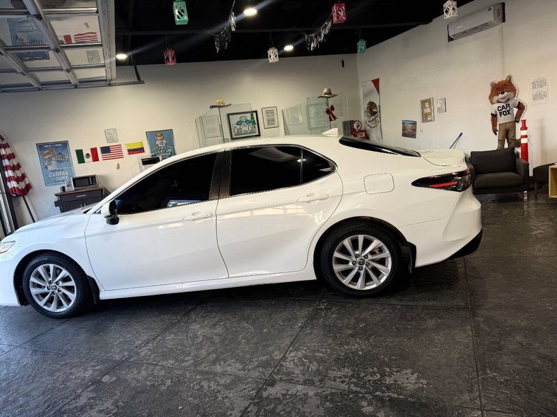 Toyota Camry Vehicle Full-screen Gallery Image 17