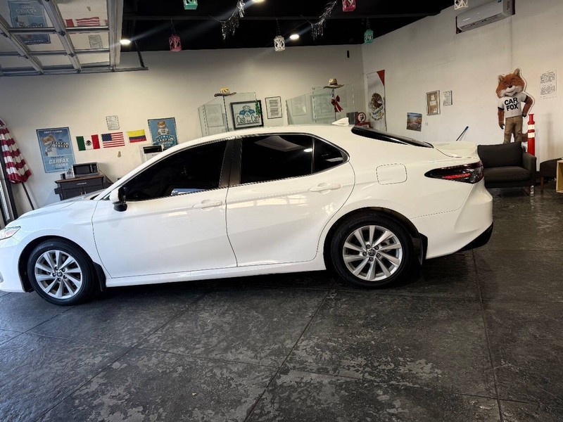 Toyota Camry Vehicle Full-screen Gallery Image 18