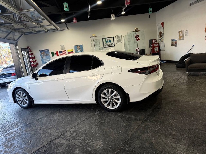 Toyota Camry Vehicle Full-screen Gallery Image 19