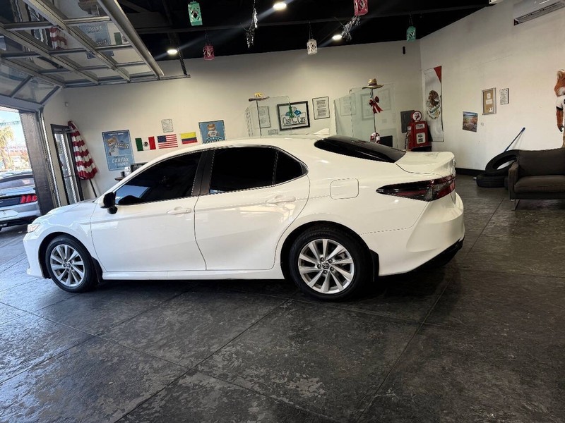 Toyota Camry Vehicle Full-screen Gallery Image 21