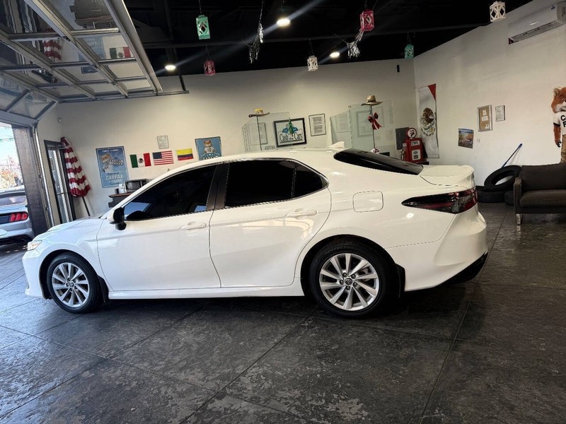 Toyota Camry Vehicle Full-screen Gallery Image 22