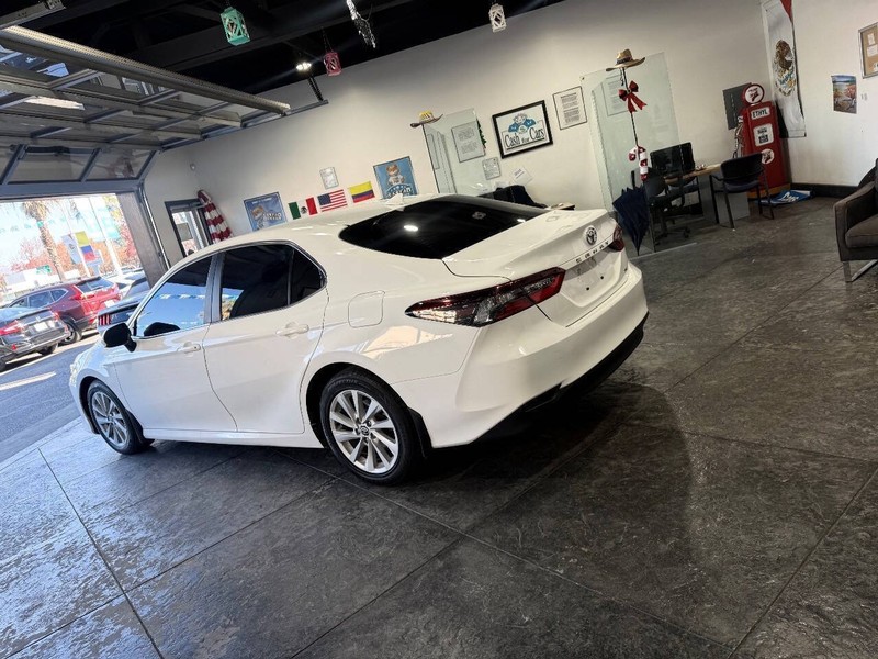 Toyota Camry Vehicle Full-screen Gallery Image 24