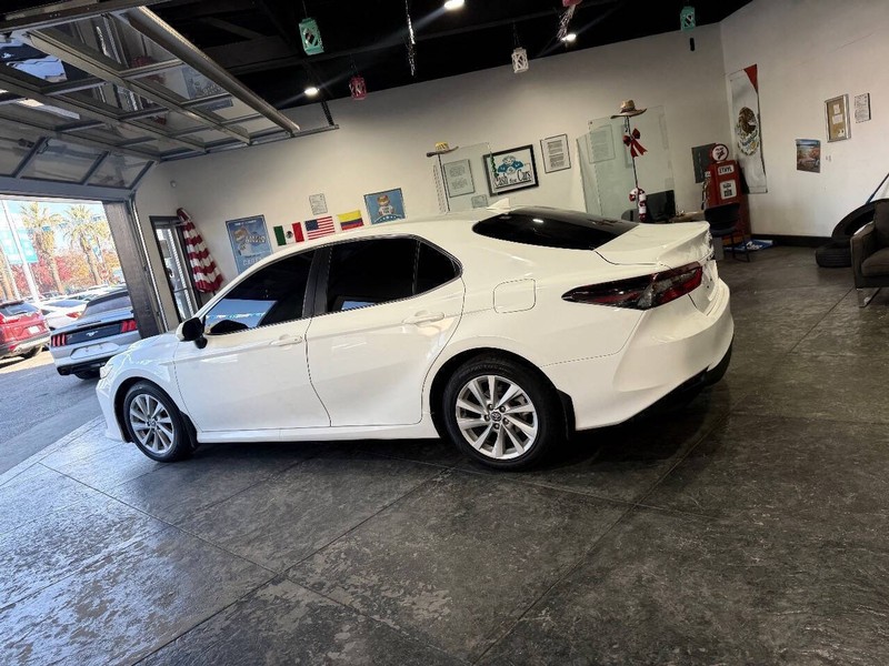 Toyota Camry Vehicle Full-screen Gallery Image 25