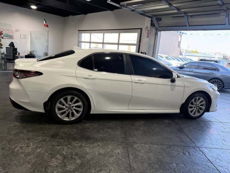 Toyota Camry Vehicle Full-screen Gallery Image 26