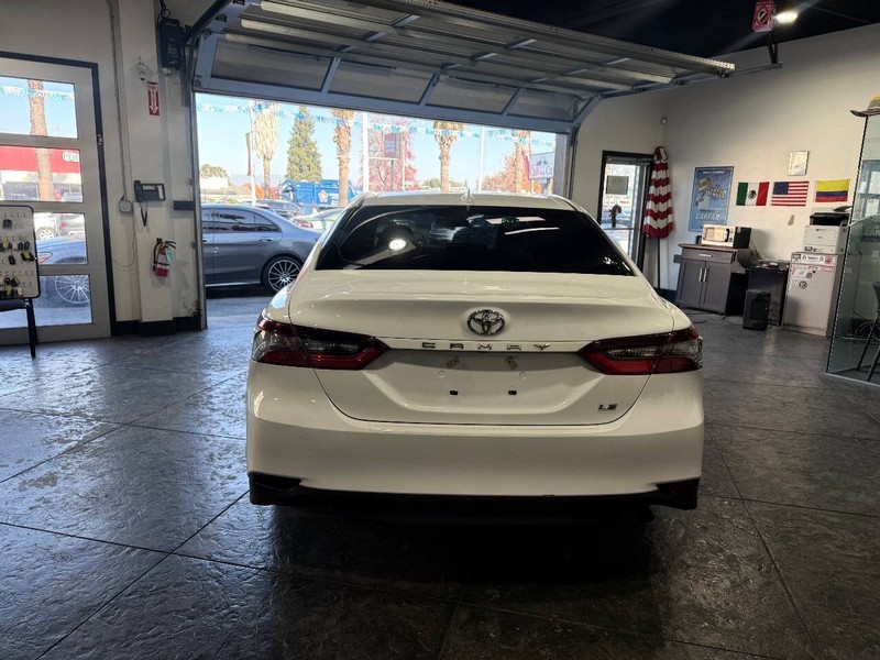 Toyota Camry Vehicle Full-screen Gallery Image 27