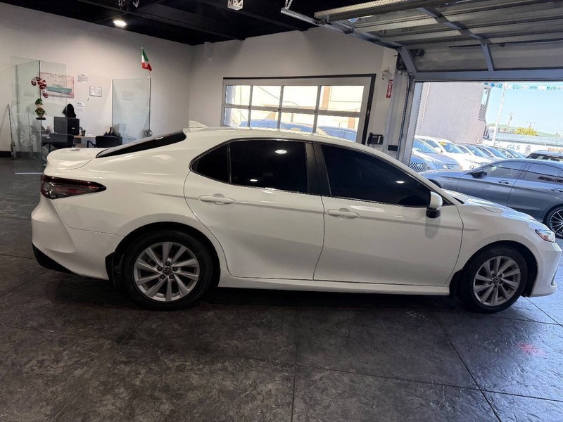 Toyota Camry Vehicle Full-screen Gallery Image 29